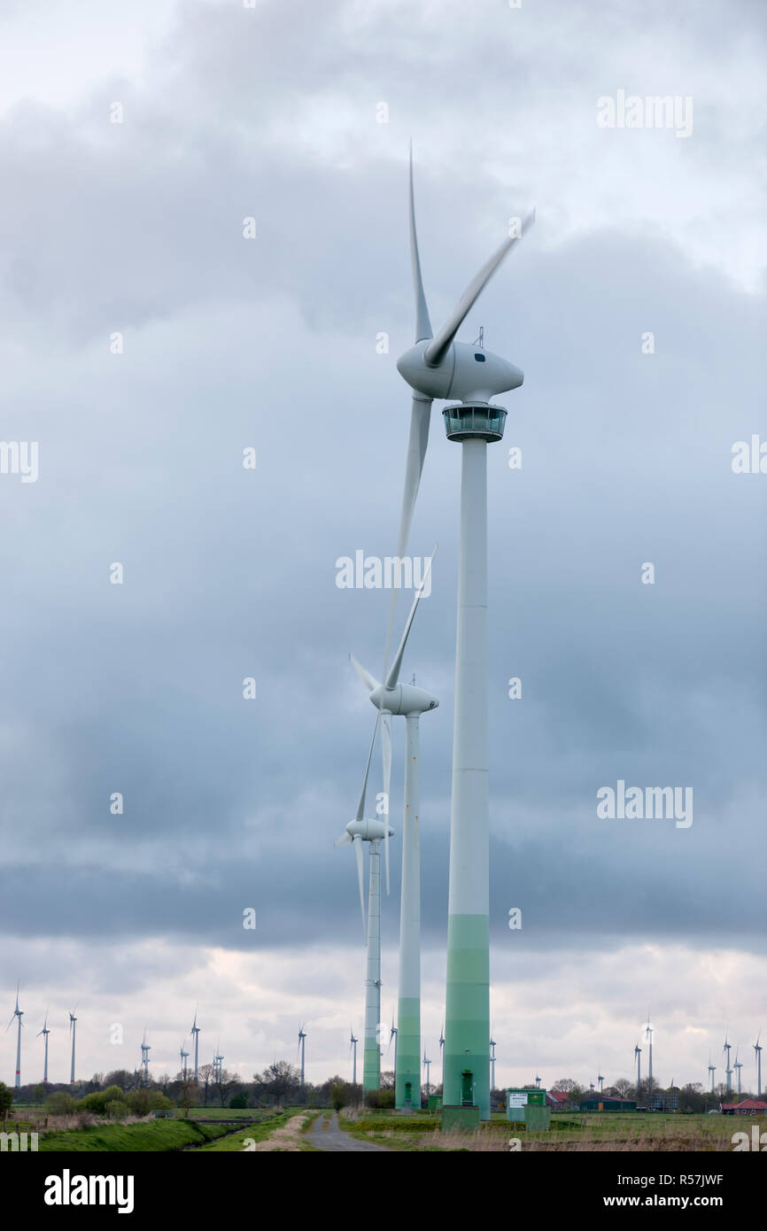 Fila di impianti di energia eolica in Frisia orientale Foto Stock