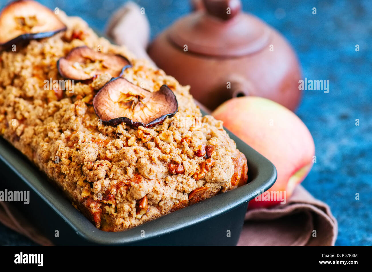 In casa apple crumble torta servito su una griglia su una bianca sto Foto Stock