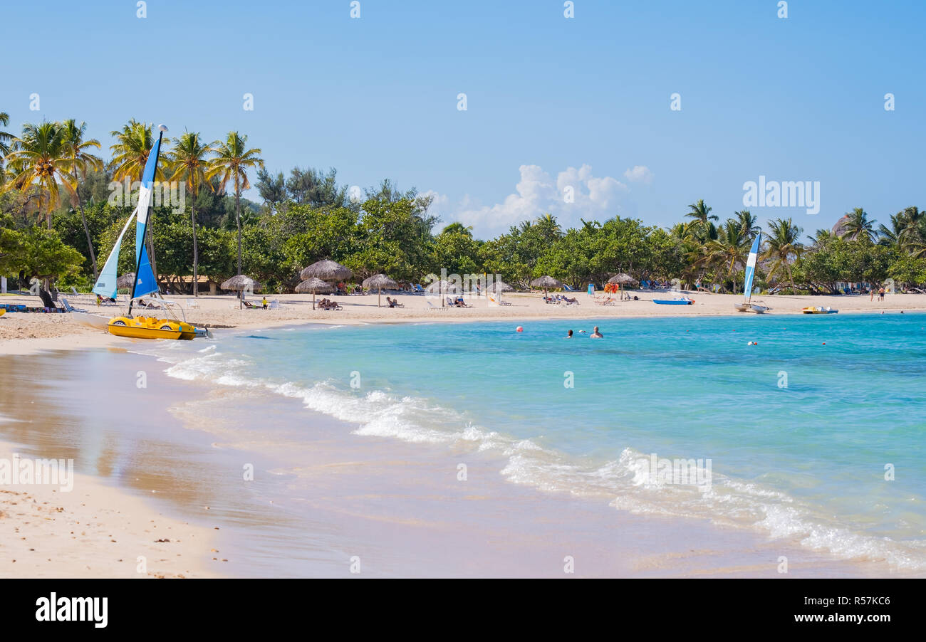 Bella non affollata spiaggia cubana in un resort. Foto Stock