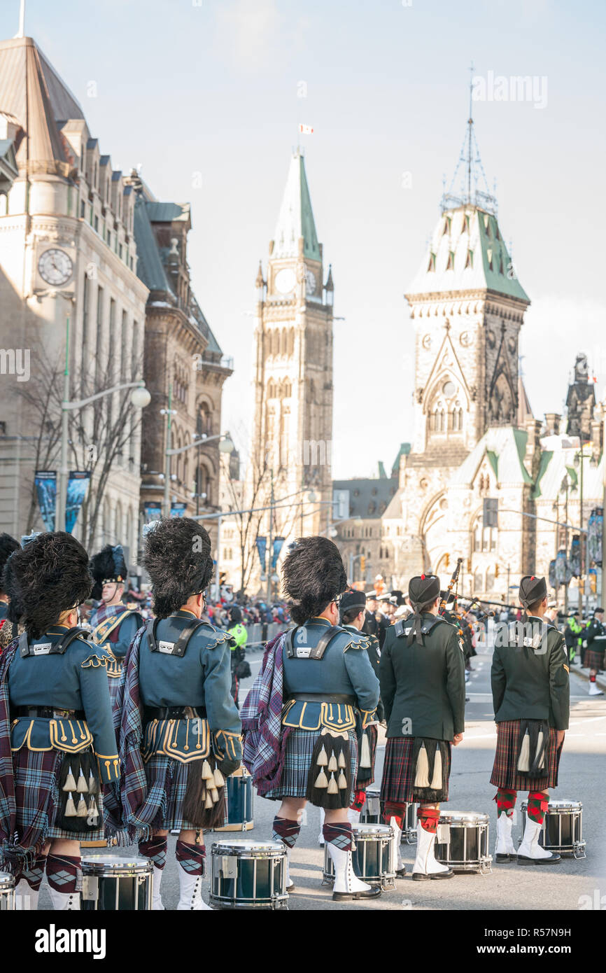 OTTAWA, Canada - 10 novembre 2018: Guardia cerimoniale del Governatore generale del piede le protezioni del Canada, con la loro kilts, in piedi durante il ricordo il giorno ho Foto Stock