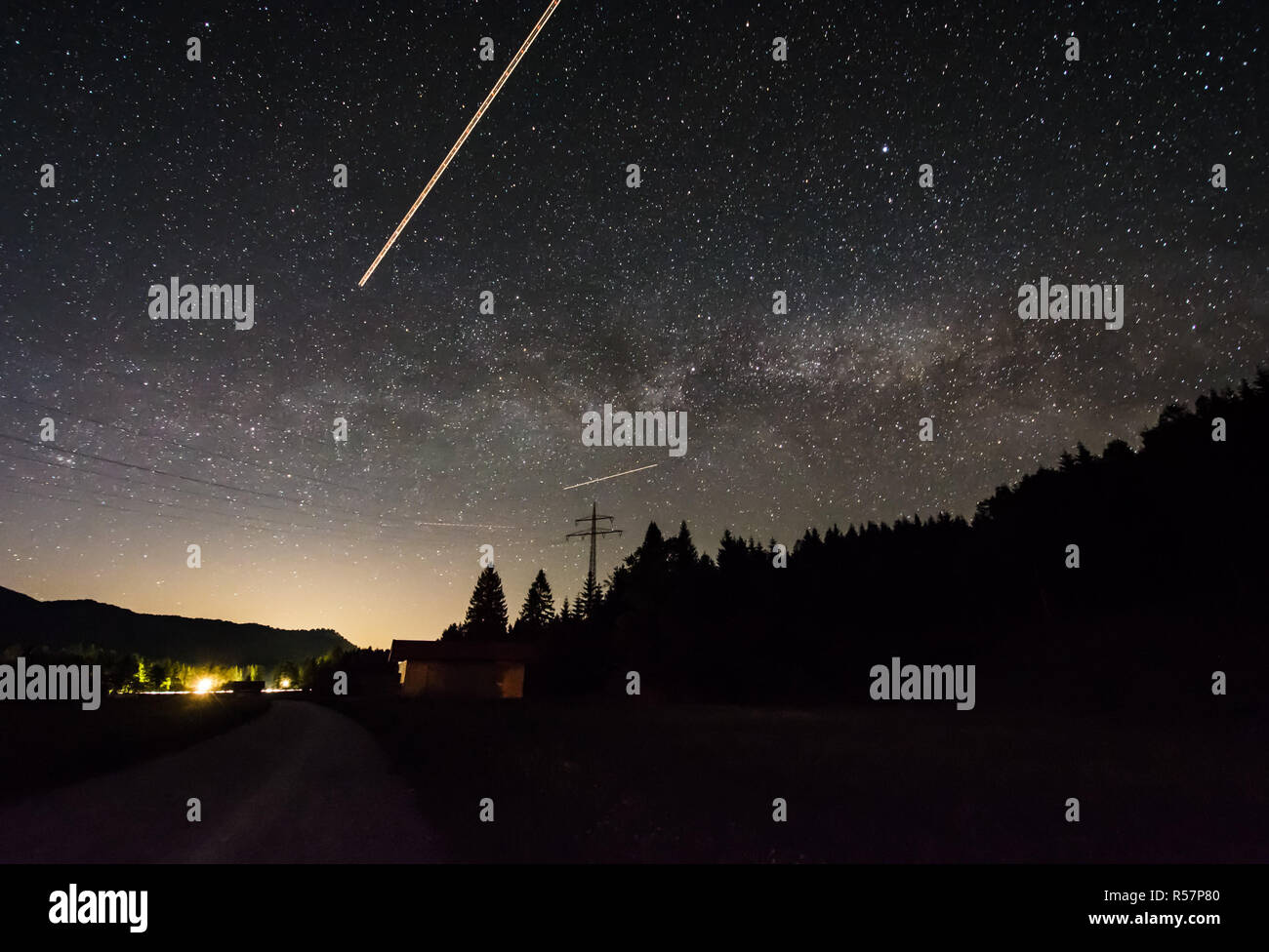 Paesaggio di notte sotto un cielo stellato Foto Stock