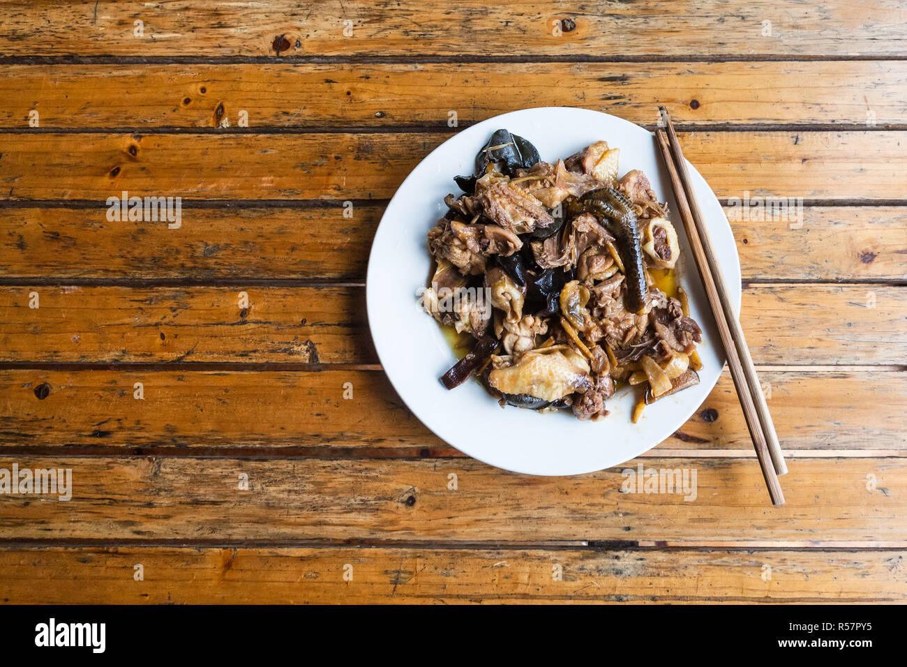 Al di sopra di vista di pollo con funghi Foto Stock