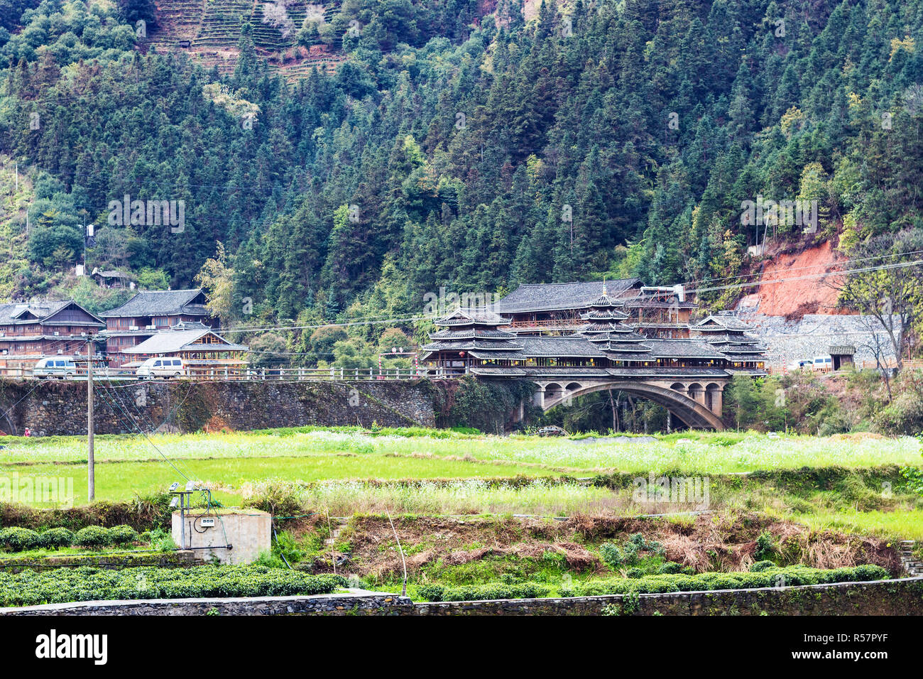 Vista del villaggio di Chengyang con ponte dai campi Foto Stock