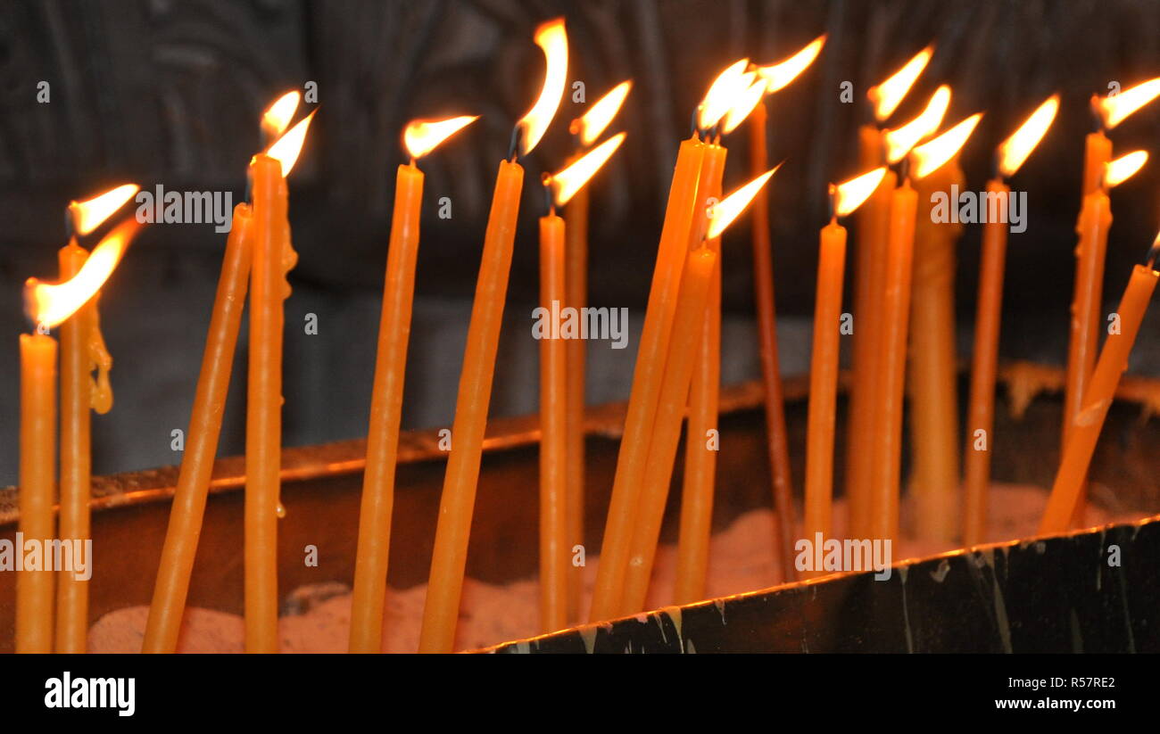 Candele luminose nella chiesa della Natività di Betlemme Foto Stock