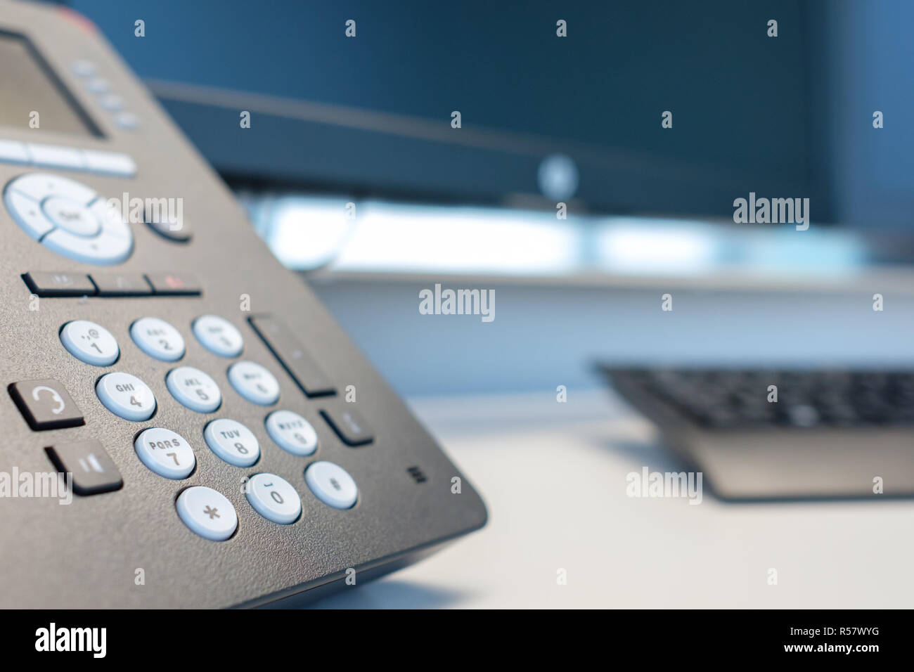 Telefono cellulare tastiera con il monitor in un ufficio moderno Foto Stock