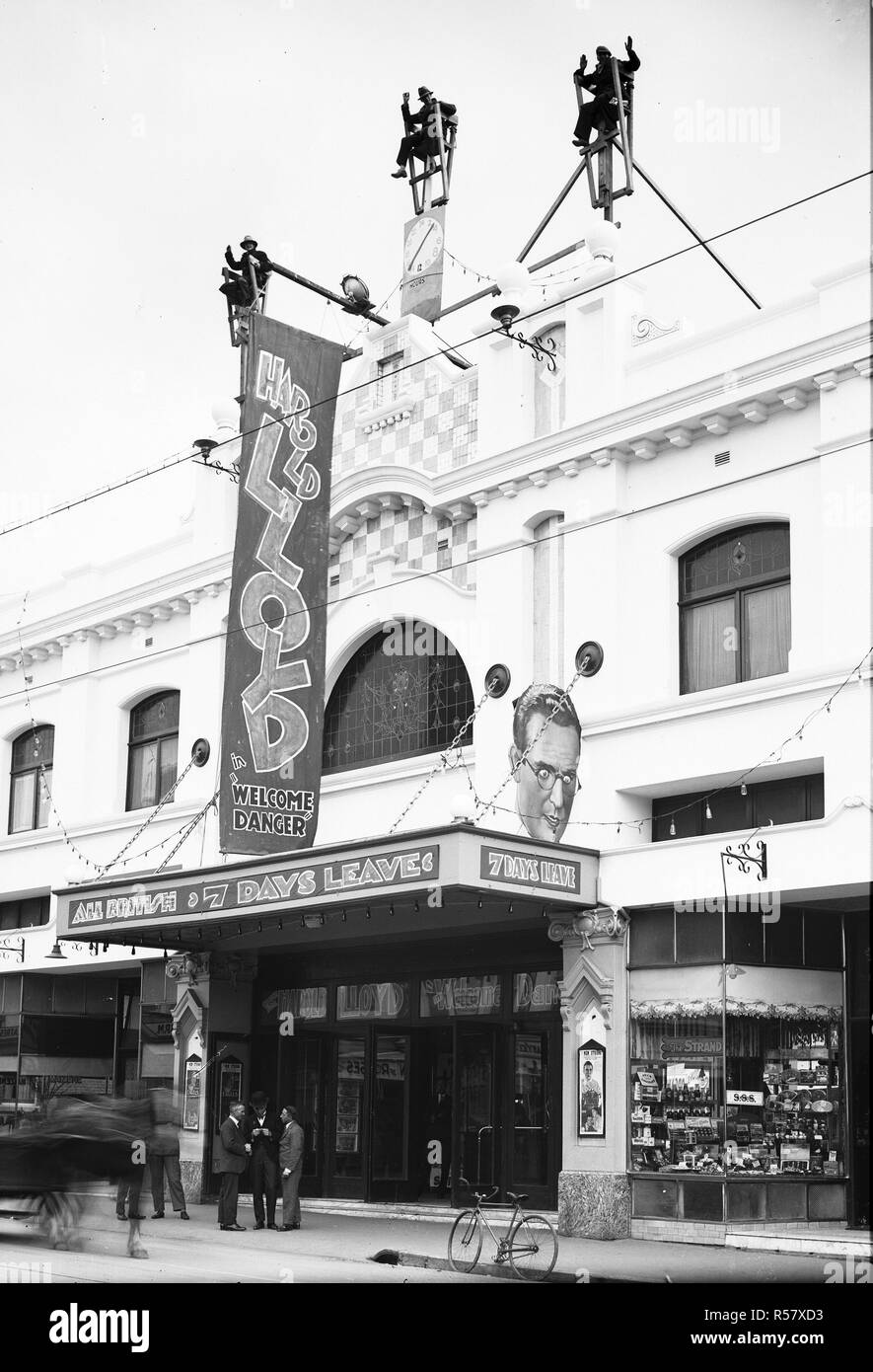 Parte anteriore del nuovo Strand Theatre, Liverpool Street, Hobart - campagna pubblicitaria Harold Lloyd in pericolo di benvenuto e tutti i britannici - 7 giorni di congedo (1930) - Obbligatoria Photo credit: TAHO Foto Stock