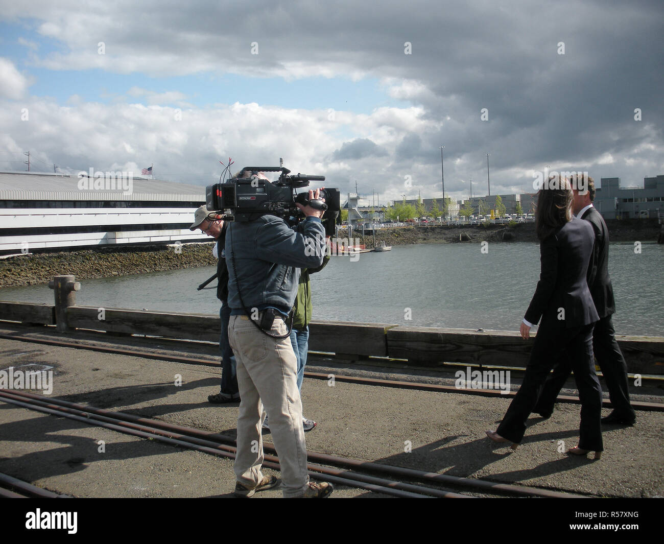 2010 - Erin Burnett interviste Segretario Geithner presso il porto di Tacoma. Foto Stock