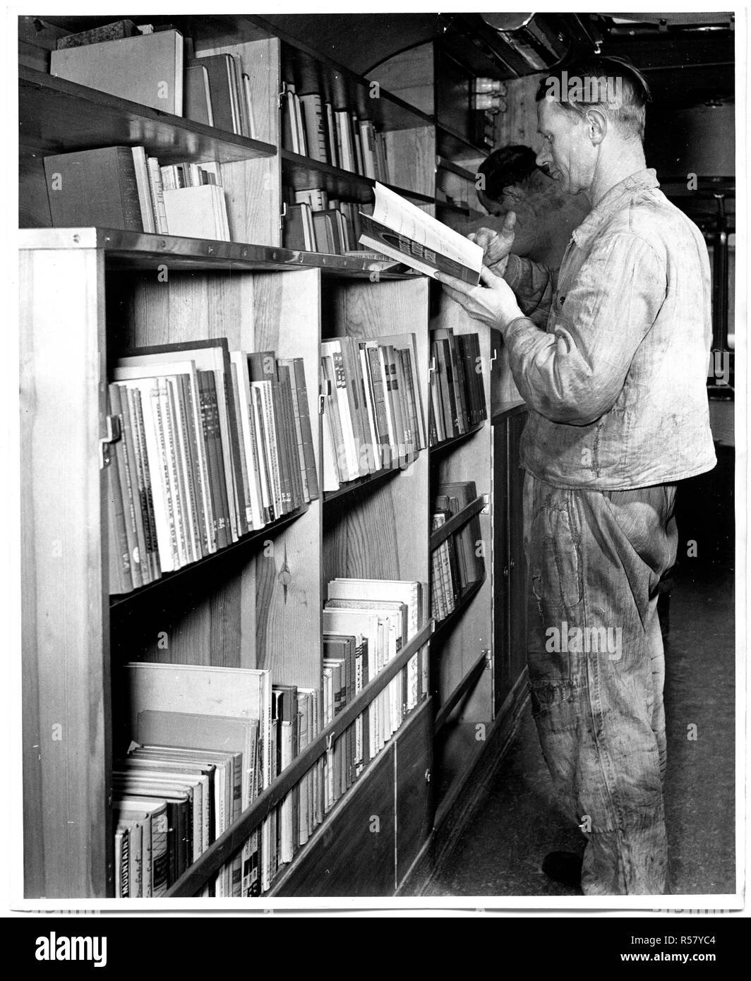 Didascalia originale: gli affari pubblici divisione, il cosiddetto Bookmobile al fine di servire il popolo austriaco in remote aree del paese con nuove aggiunte delle ultime opere di autori americani in Germania traduzioni. Questo Bookmobile opera da una base in una delle città più grandi e va su routine settimanale viaggi al fine di raccogliere i vecchi libri dai lettori e alimentazione con quelle nuove. Foto Stock