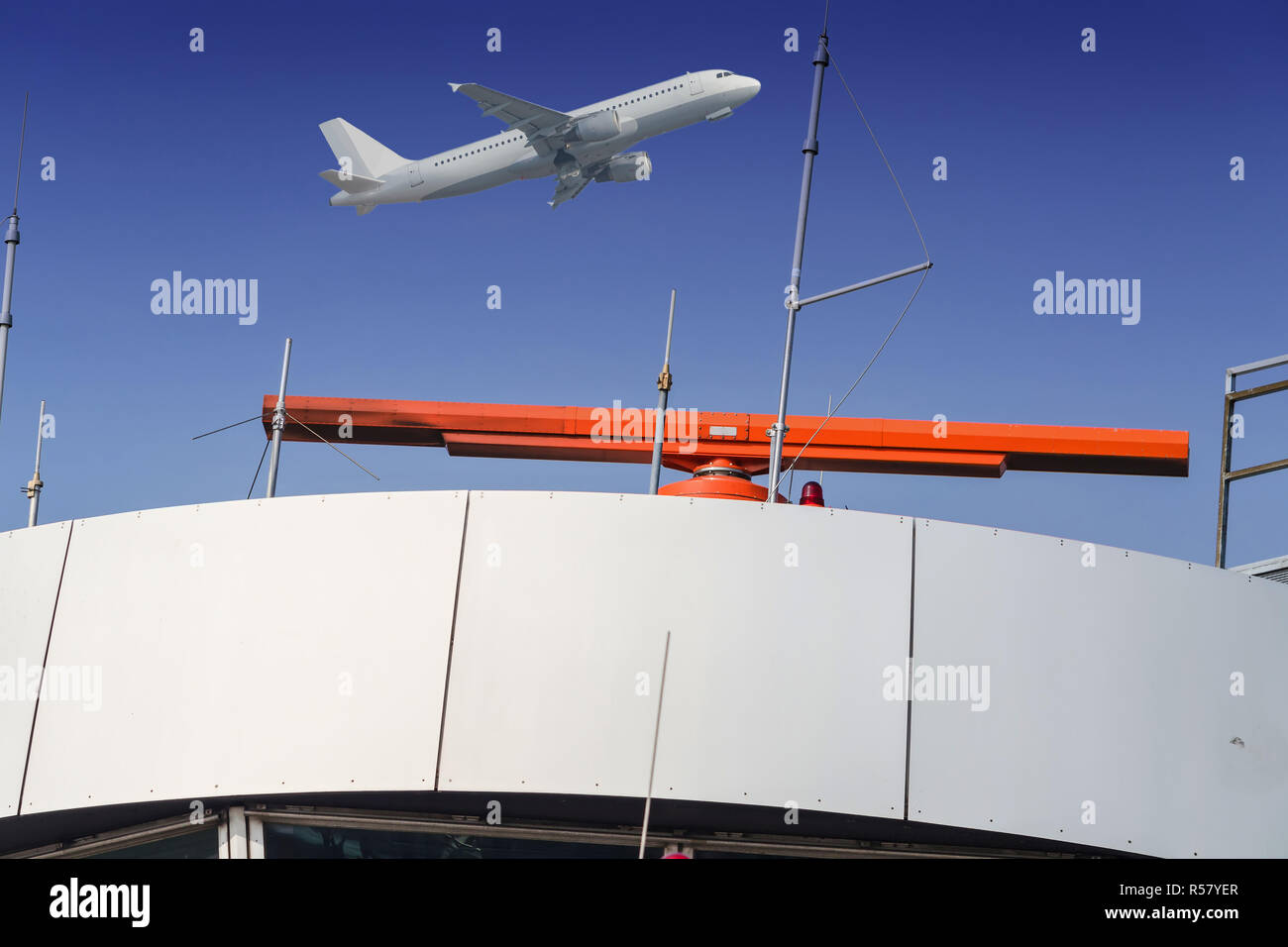 Il radar all'aeroporto e cielo blu Foto Stock