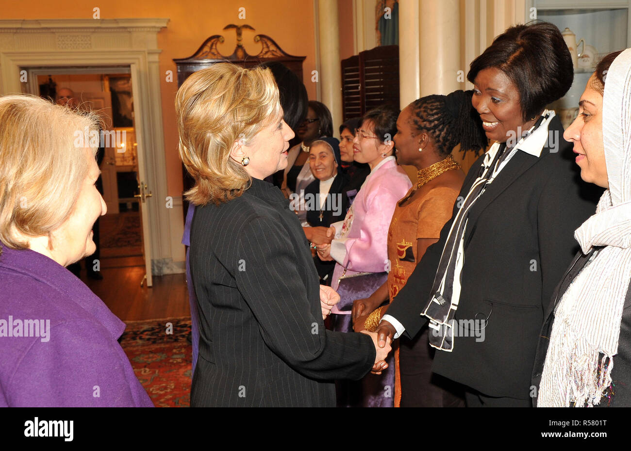 Stati Uniti Il segretario di Stato Hillary Rodham Clinton scuote le mani con Honoree Sonia Pierre della Repubblica Dominicana presso il 2010 International donne di coraggio in Stati Uniti Dipartimento di Stato, Marzo 10, 2010. Foto Stock