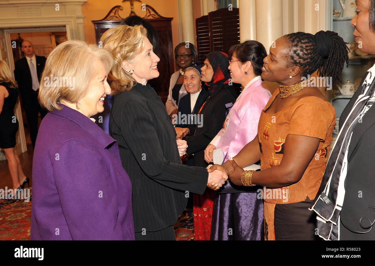 2010 - STATI UNITI Il segretario di Stato Hillary Rodham Clinton scuote le mani con Honoree Ann Njogue del Kenya al 2010 International donne di coraggio in Stati Uniti Dipartimento di Stato, Marzo 10, 2010. Foto Stock