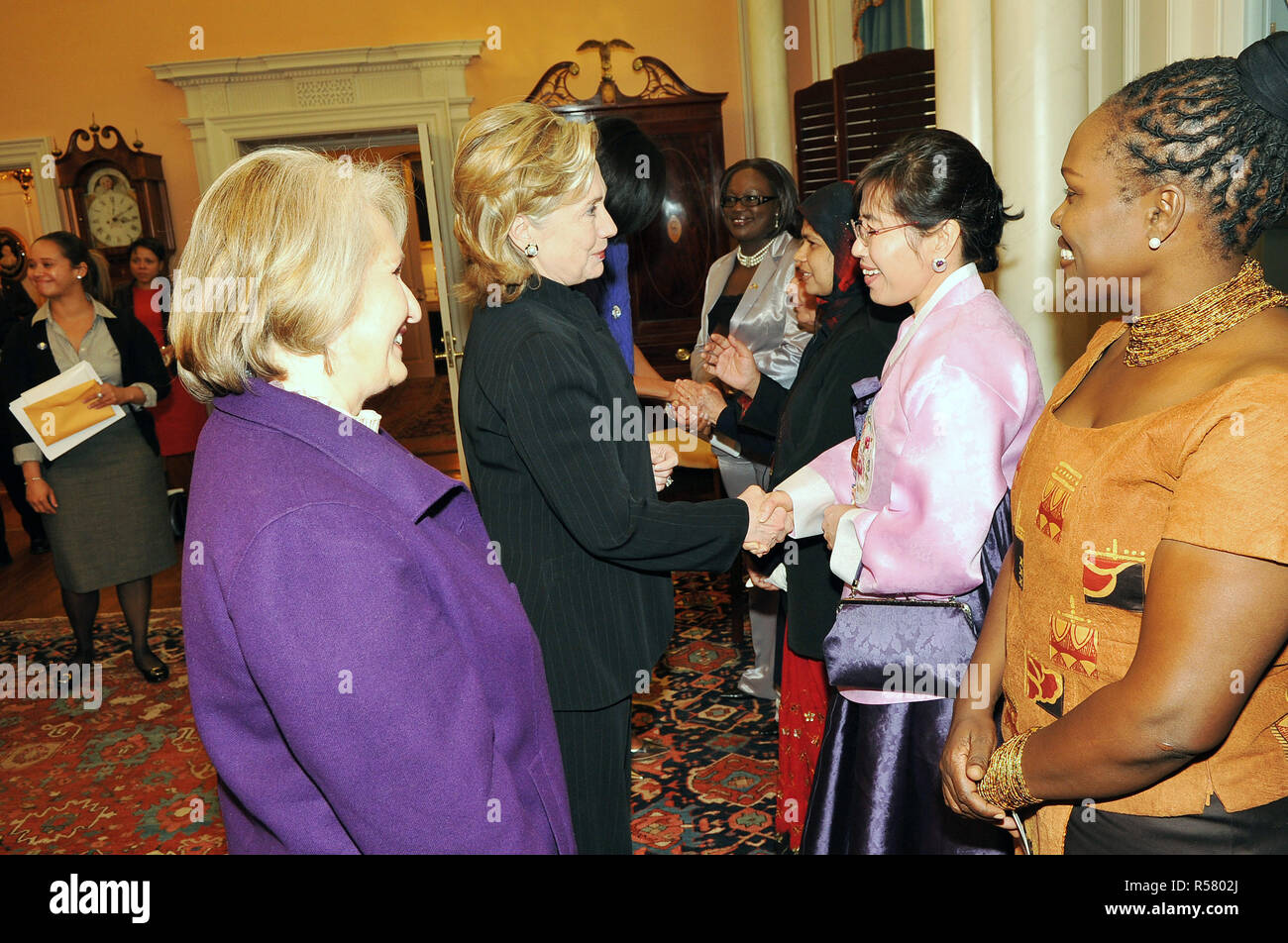2010 - STATI UNITI Il segretario di Stato Hillary Rodham Clinton scuote le mani con Honoree dottor Lee Ae-ran della Repubblica di Corea a 2010 International donne di coraggio in Stati Uniti Dipartimento di Stato, Marzo 10, 2010. Foto Stock