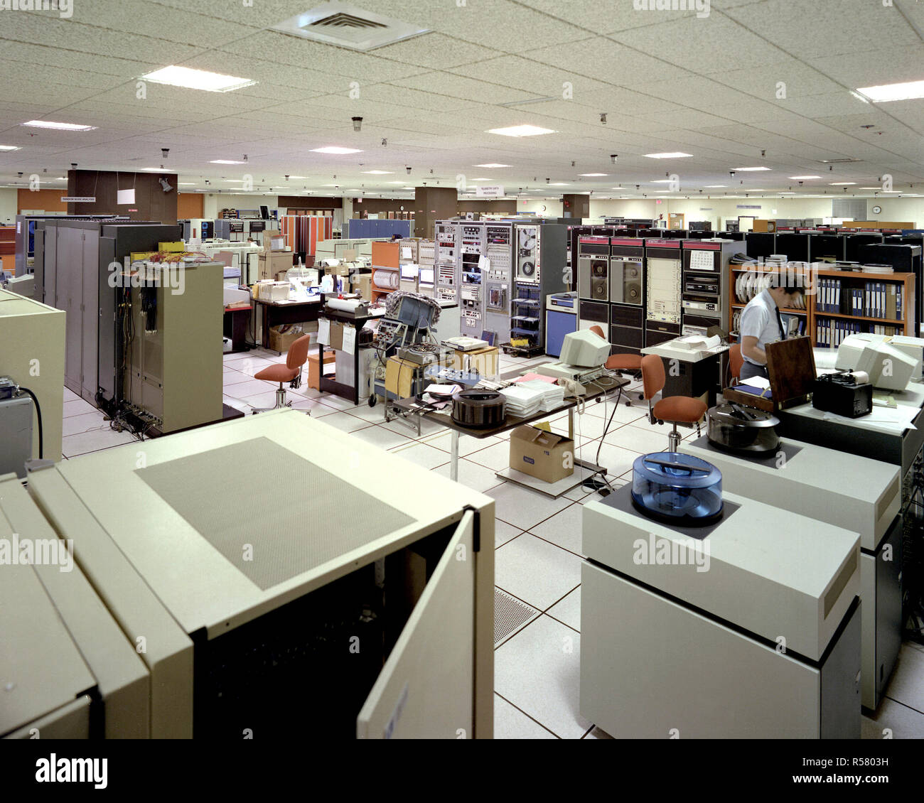 Elevata shot per sala computer in analisi di ricerca centro edificio RAC ca. 1984 Foto Stock