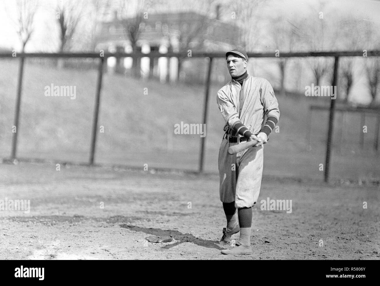 Inizio novecento foto - Vintage giocatore di baseball di baseball oscillante bat ca. 1913-1917 Foto Stock