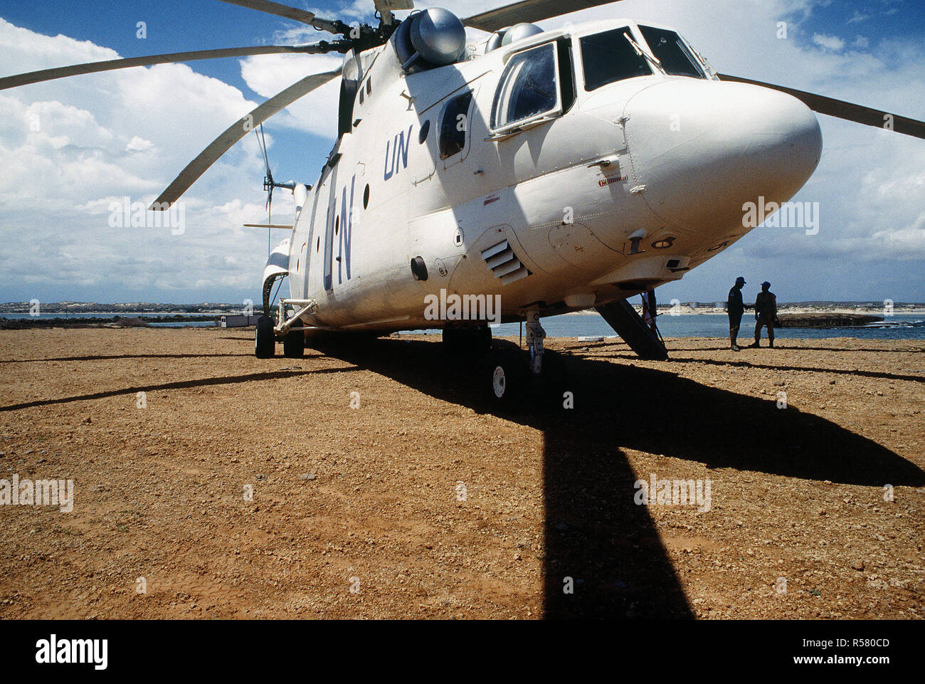 Un russo fatto Mi-26 Halo elicottero sulle rive di Kismayo, Somalia. La Mi-26 Halo è utilizzato per forniture di navetta e di personale per le aree al di fuori di Mogadiscio durante il funzionamento continua a sperare. Foto Stock