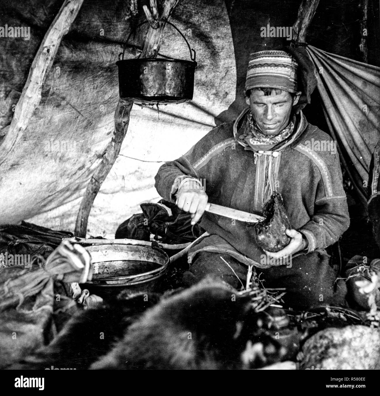 Finlandia - Storia - Sami l uomo nella sua capanna. Foto Stock