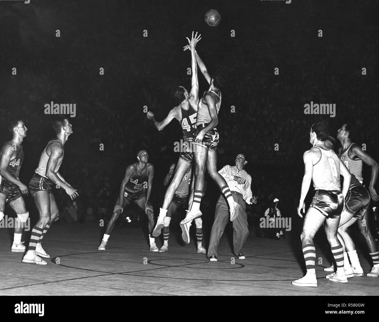 Stati Uniti squadra di basket a giocare il Brasile nel gioco del titolo del mondo 1954 Torneo di basket a Rio de Janeiro in Brasile Foto Stock