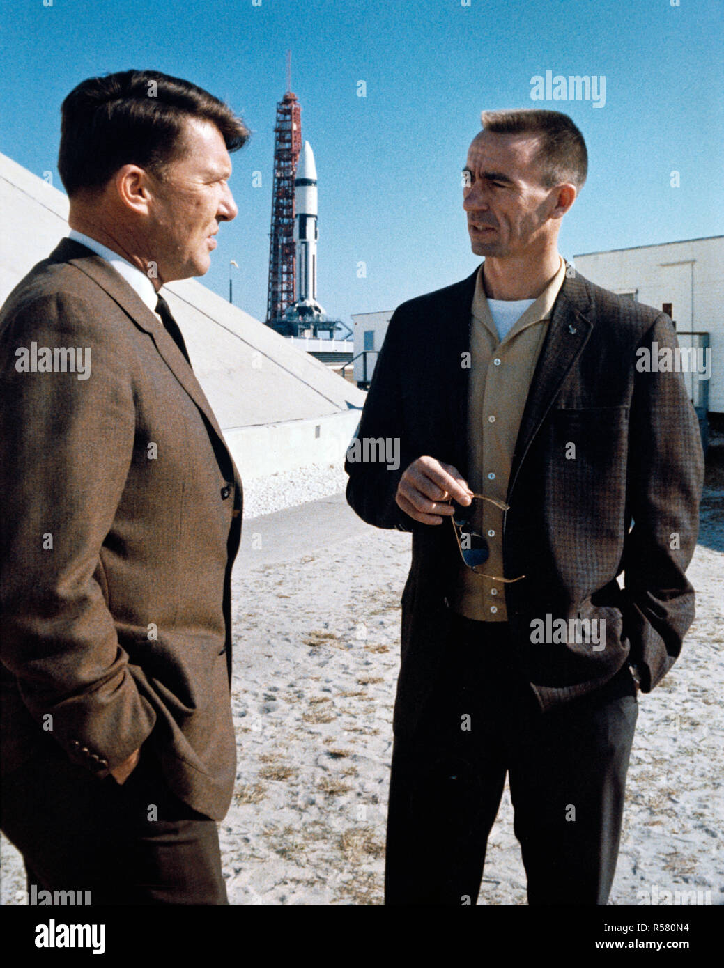 (22 gennaio 1968) --- due primi membri dell equipaggio del primo Apollo manned space flight erano presenti a Cape Kennedy per il lancio di Apollo V (LM-1/Saturno 204) unmanned space mission. Sulla sinistra si trova l'astronauta Walter Schirra M. Jr.; e sulla destra è astronauta R. Walter Cunningham. In background è l'Apollo V pila al Launch Complex 37 pronto per il lancio. Foto Stock
