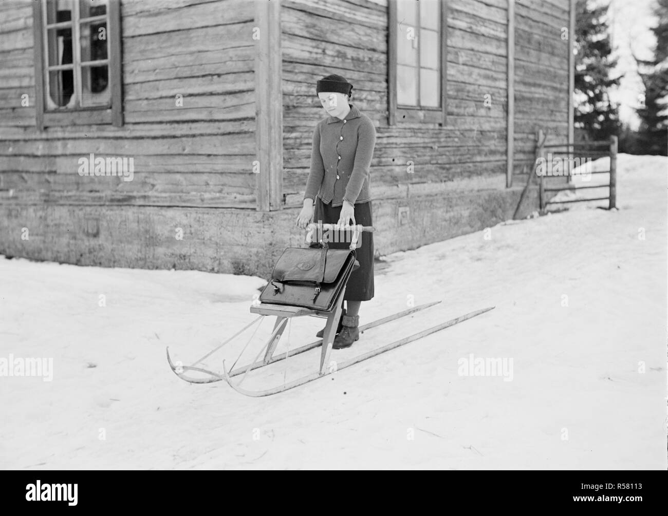 Finlandia - Storia - Un gestore di posta su un kicksled. Somero, Varsinais-Suomi, Finlandia ca. 1930s Foto Stock
