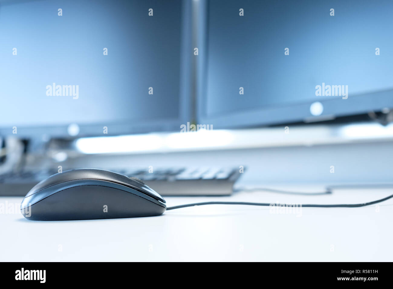 Il mouse del computer con monitor Foto Stock