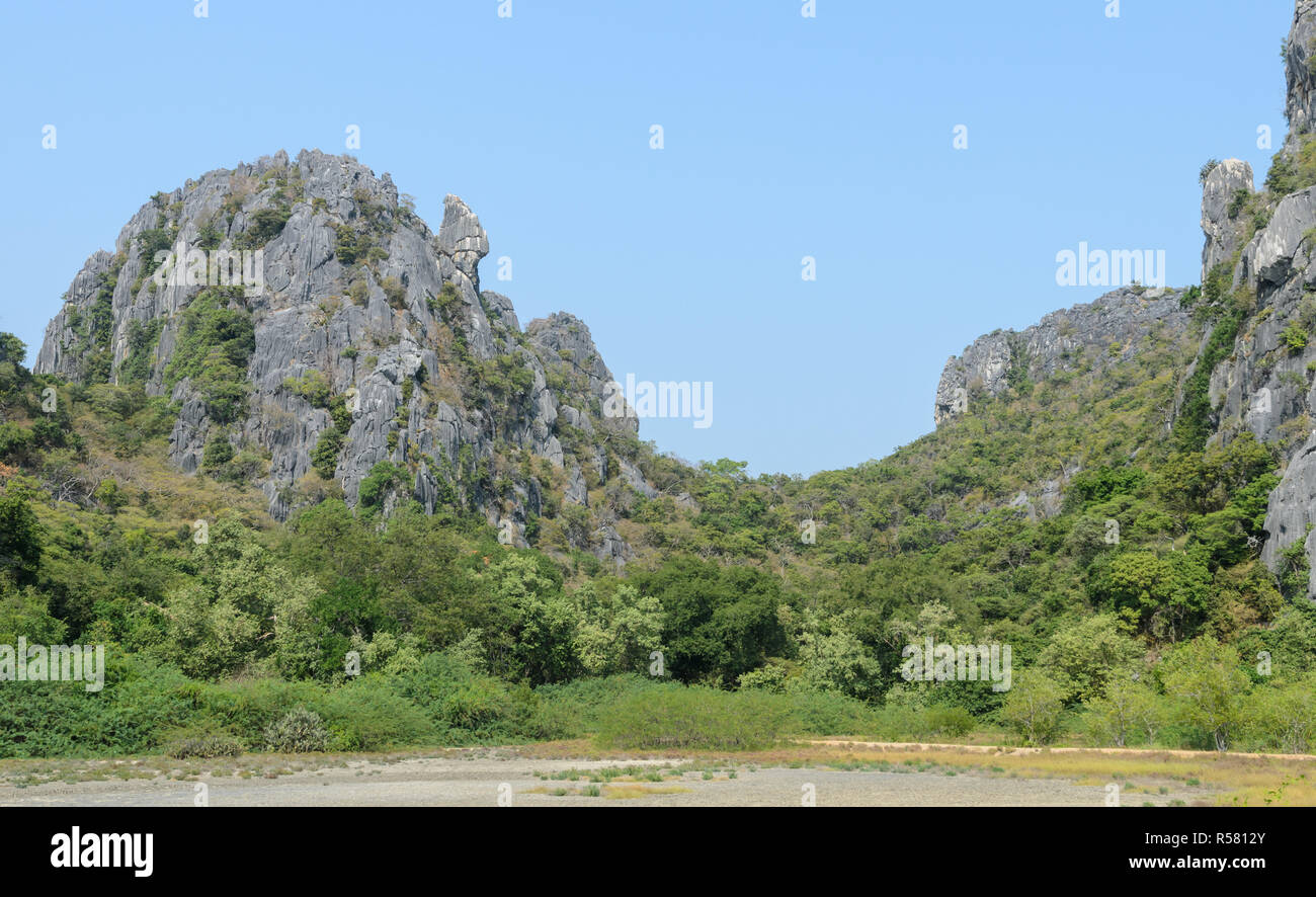 Montagna rocciosa con cielo blu Foto Stock