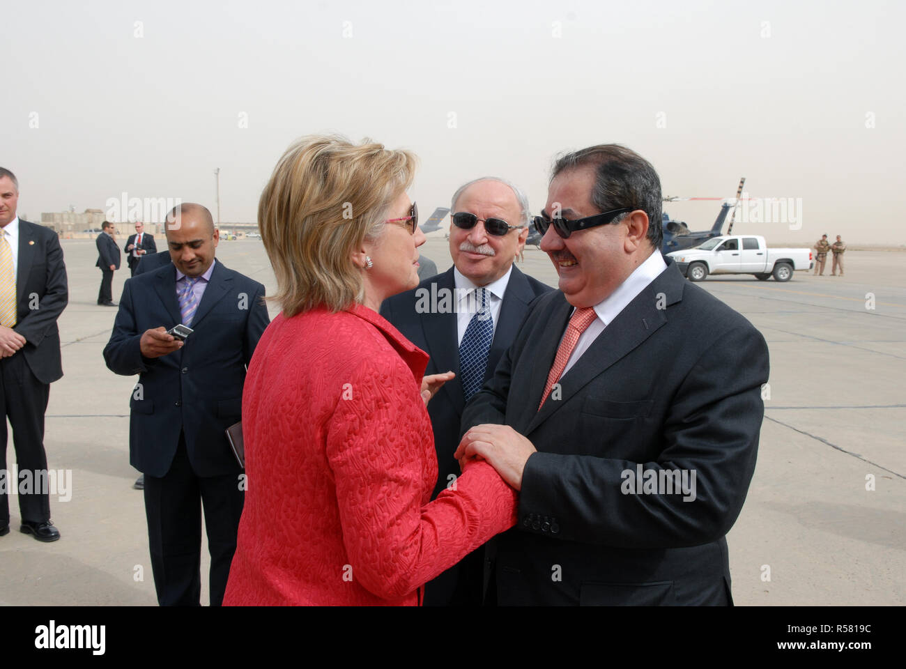 Al suo arrivo a Baghdad, Iraq il 25 aprile 2009, U.S. Il segretario di Stato Hillary Rodham Clinton è accolto dall'Iraq il ministro degli Affari esteri iracheno Hoshyar Zebari. Foto Stock