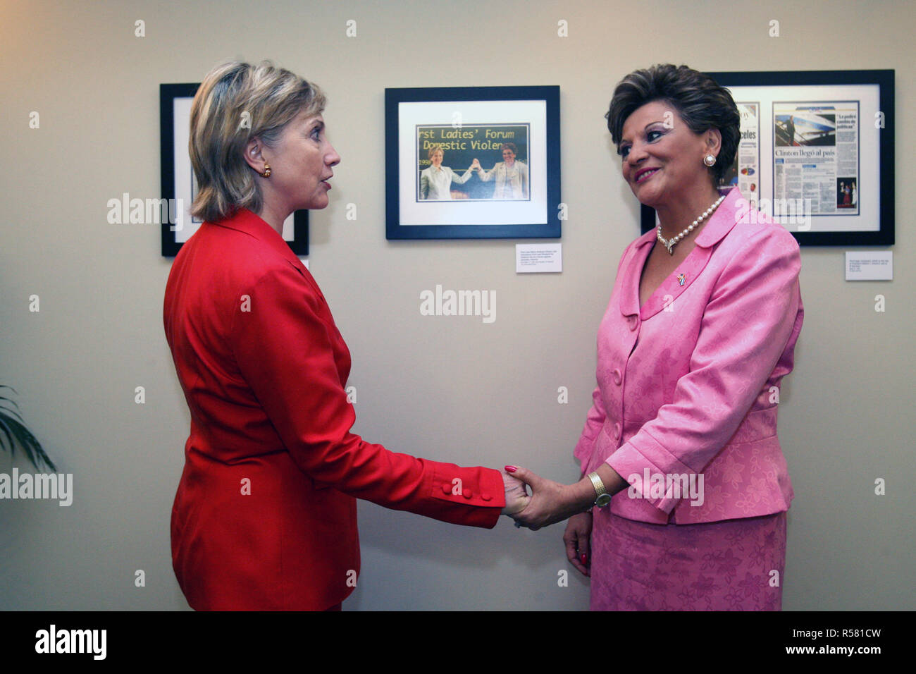 2009 - STATI UNITI Il segretario di Stato Hillary Rodham Clinton ed ex vescovo salvadoregno prima signora Elisabetta de Calderon Sol Foto Stock