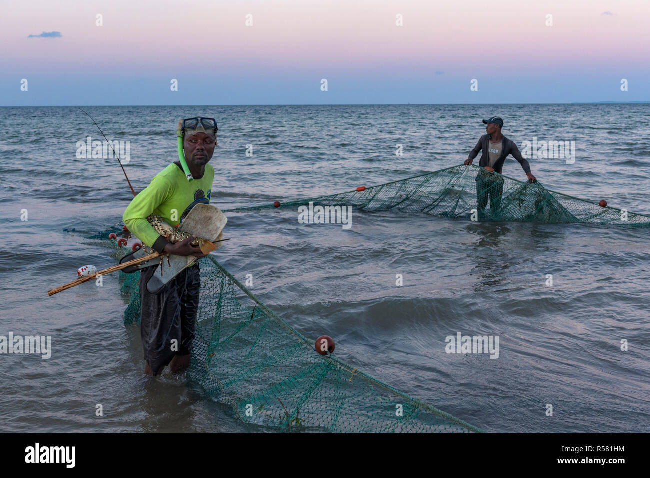 I pescatori tirate fuori vi reti in Mozambico. Foto Stock