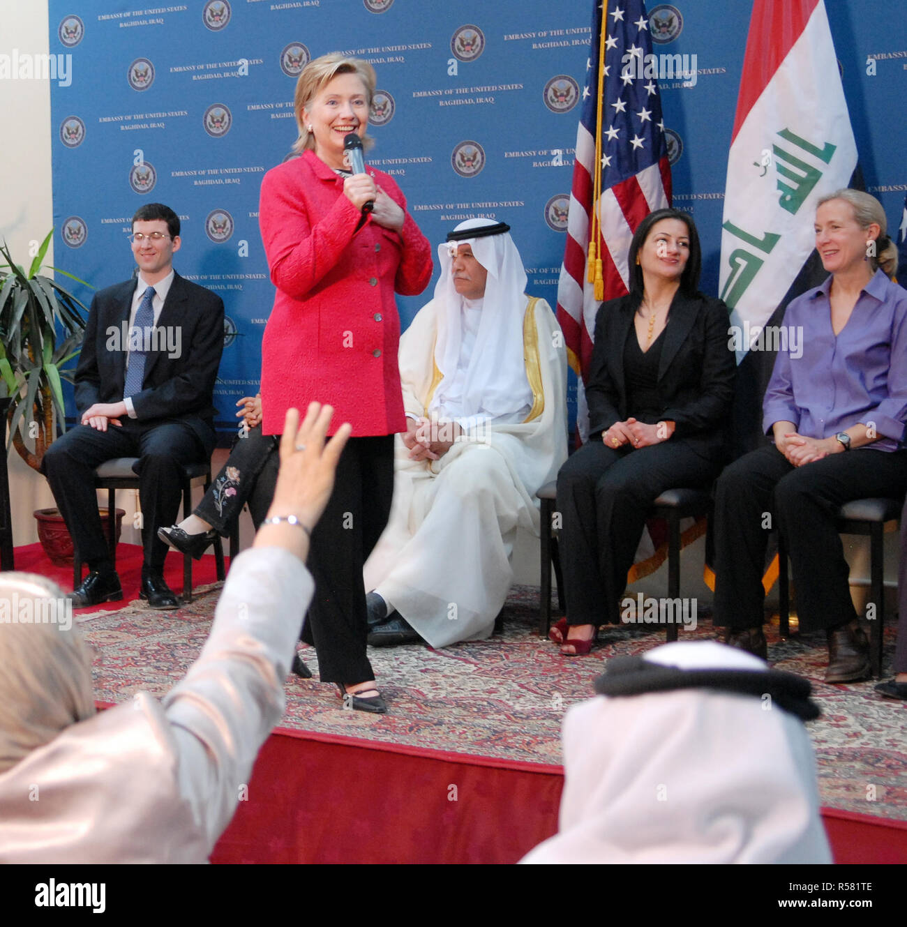 Stati Uniti Il segretario di Stato Hillary Rodham Clinton conduce un municipio incontro con gli iracheni e PRT (Provincial Reconstruction Team) personale tenendo domande dal pubblico a Baghdad, Iraq Aprile 25, 2009. Foto Stock