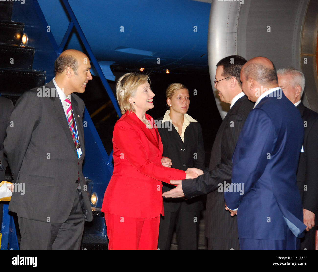 2009 - STATI UNITI Il segretario di Stato Hillary Rodham Clinton è accolto da San Pedro Sula grandi Rodolfo Padilla Sunseri al suo arrivo a Armando Escalon Airbase in San Pedro Sula in Honduras Foto Stock