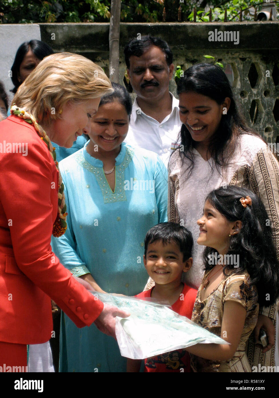 2009 - Sonal Mehta e 2 bambini presenti un omaggio (decorativi scialle indiano) NEGLI STATI UNITI. Il segretario di Stato Hillary Rodham Clinton a Mumbai Foto Stock