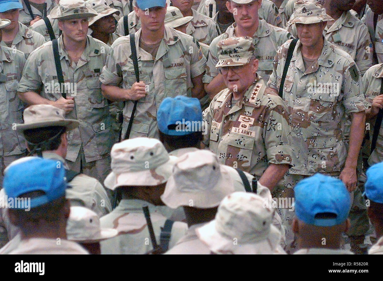 US Army GEN John Shalikashvili, Presidente Comune di capi di Stato Maggiore, appena a destra del centro, è circondato da soldati che operano a base di spada, Mogadiscio, Somalia durante il suo giro di UNOSOM II operazioni. UNOSOM II è a diretto sostegno di Restore Hope. Foto Stock