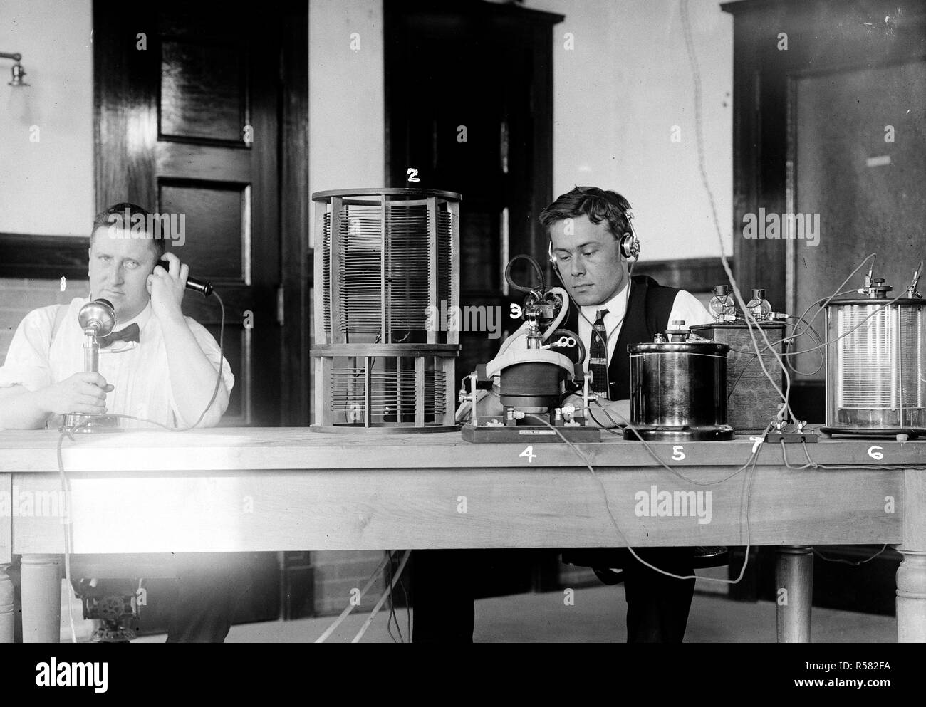 1909-1914 due uomini seduti in che cosa la didascalia originale chiede un laboratorio (sembra essere un laboratorio di elettronica) Foto Stock