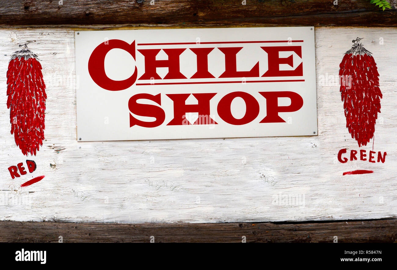 Un segno annuncia i peperoncini piccanti per la vendita nel villaggio di origine ispanica di Chimayo, Nuovo Messico. Foto Stock
