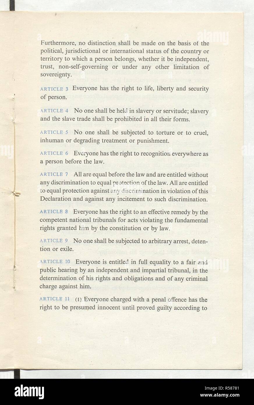 Dichiarazione Universale dei Diritti dell'uomo. Nato fuori della II Guerra Mondiale, la Dichiarazione Universale dei Diritti dell'uomo rappresenta il primo global codificazione dei diritti che tutti gli esseri umani sono intrinsecamente intitolato. Gli estensori della Dichiarazione ha attirato su modelli precedenti di diritti e di alcuni dei suoi articoli guardare indietro per quanto riguarda la Magna Charta; per esempio, l'articolo 9 della dichiarazione, relativi alla libertà dagli arresti arbitrari, detenzione e l esilio, riecheggia l'essenza della clausola 39 nel 1215 Magna Carta. In seguito all'adozione della dichiarazione dell'Assemblea generale delle Nazioni Unite il 10 dicembre 1948, t Foto Stock