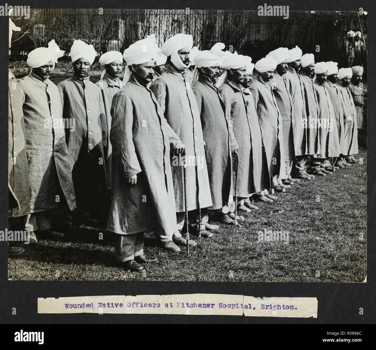Feriti ufficiali nativo a Kitchener Ospedale, Brighton. Soldati in parata in ospedale motivi. Record dell'esercito indiano in Europa durante la Prima Guerra Mondiale. Xx secolo, 1915. Gelatina stampe d'argento. Fonte: Foto 24/(11). Lingua: Inglese. Autore: Girdwood, H. D. Foto Stock