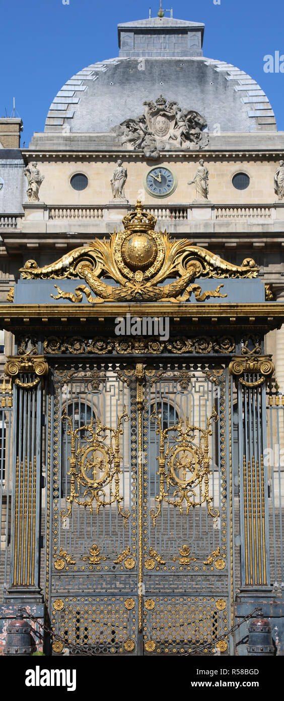 Palais de Justice golden gates della cour d onore in Parigi Francia Foto Stock