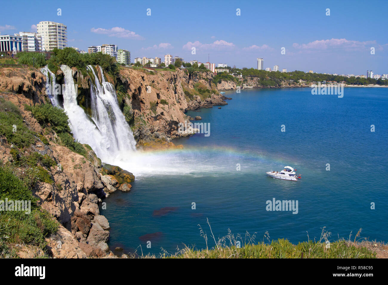 Stupendo arcobaleno sul fiume Duden cascata in Antalya, Turchia Foto Stock