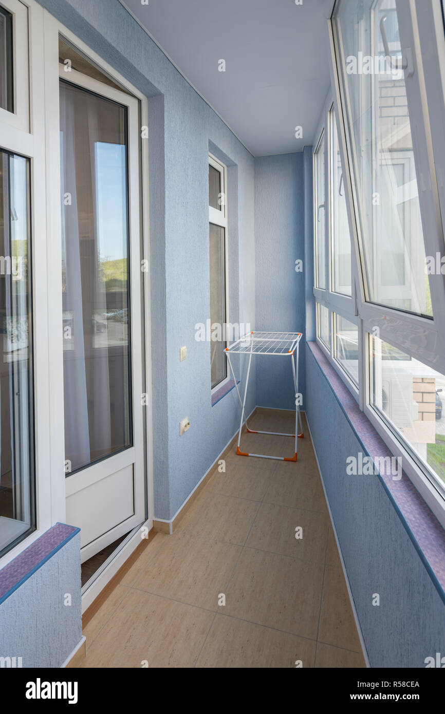 Balcone appartamento ristrutturato in un multipiano di edificio residenziale Foto Stock