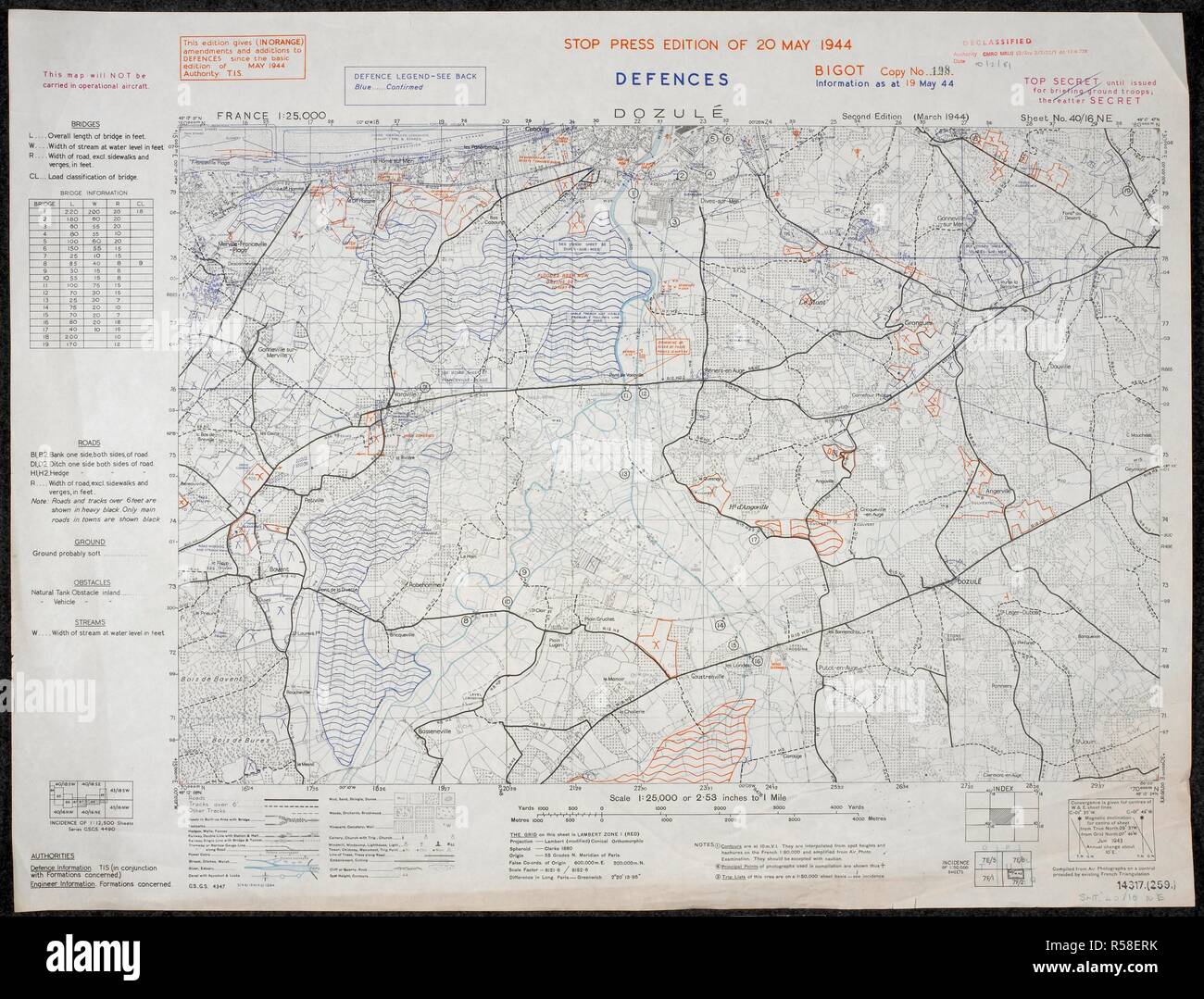 Difese - DozulÃ©, Francia. Una mappa della Seconda Guerra Mondiale. No.48 Commando RM passato il villaggio di Dozule dopo lo sbarco in Normandia. . Francia 1:25.000 difese, razzista. [Londra] : Ufficio di guerra, 1944. Fonte: Mappe 14317.(259). Foto Stock