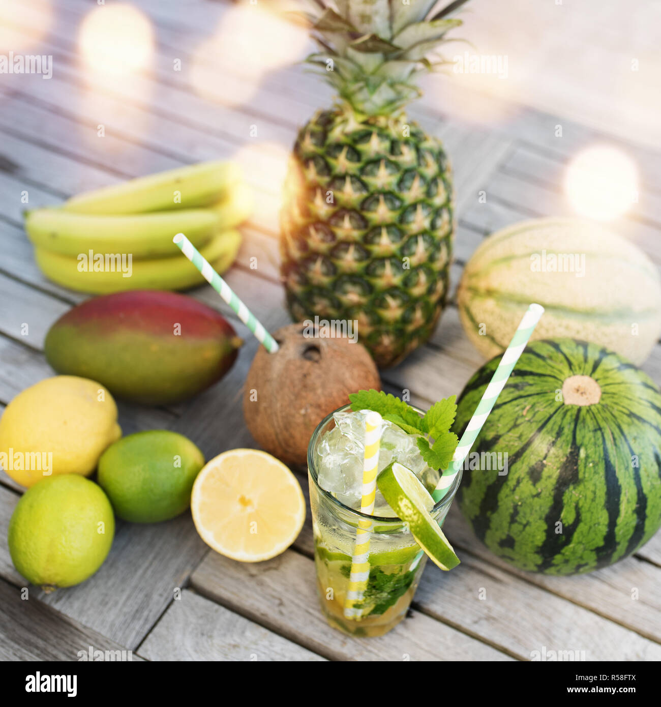 Frutti esotici con un cocktail Foto Stock