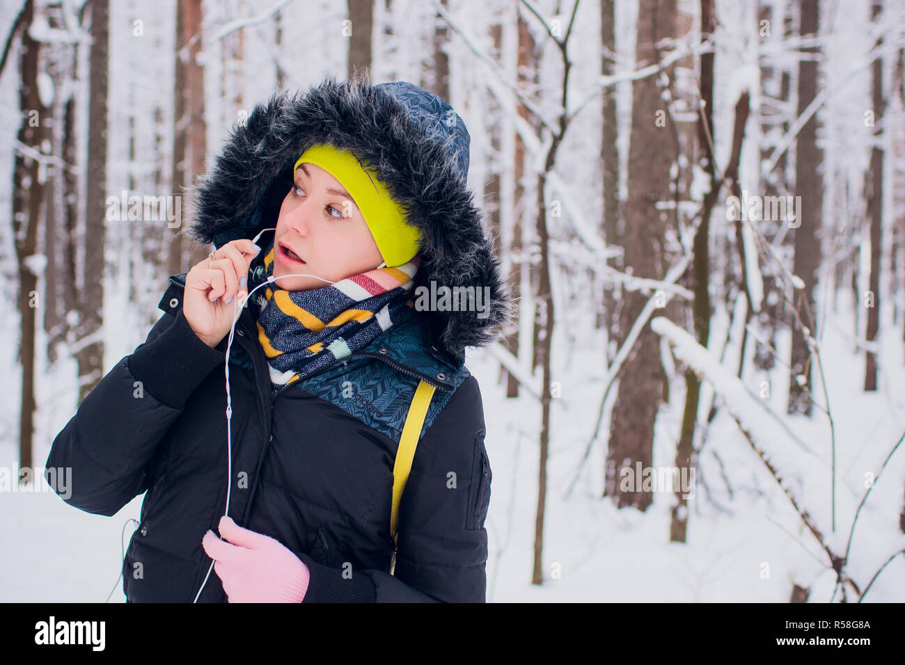 Immagine che mostra la donna felice godendo di stagione invernale all'esterno. Foto Stock