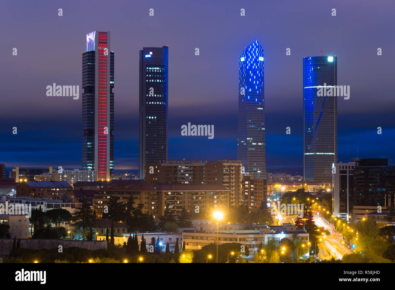 Madrid cityscape di notte. Paesaggio di Madrid business building a quattro Torre. Alto edificio moderno in un quartiere commerciale area in Spagna. Foto Stock