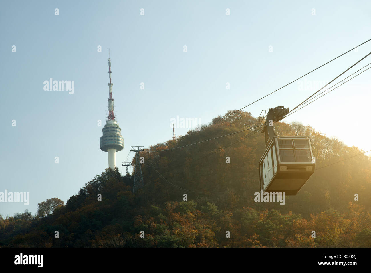 Namsan Torre N Seoul con la linea della funivia al tramonto in autunno a Seul, in Corea del Sud. Foto Stock