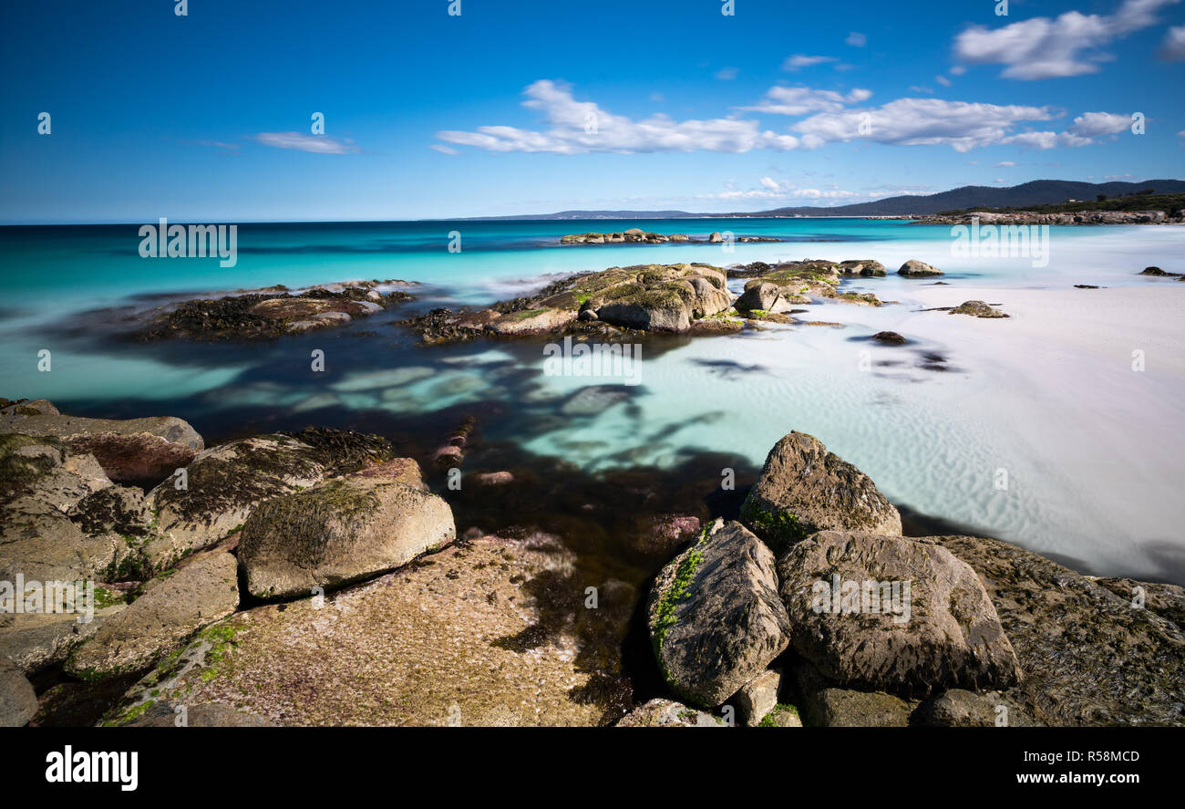 Le spiagge incontaminate della Tasmania, i giardini situato nel nord-est della baia di incendi regione, incontaminate di sabbia bianca impostazione della scena un idilliaco rifugio. Foto Stock