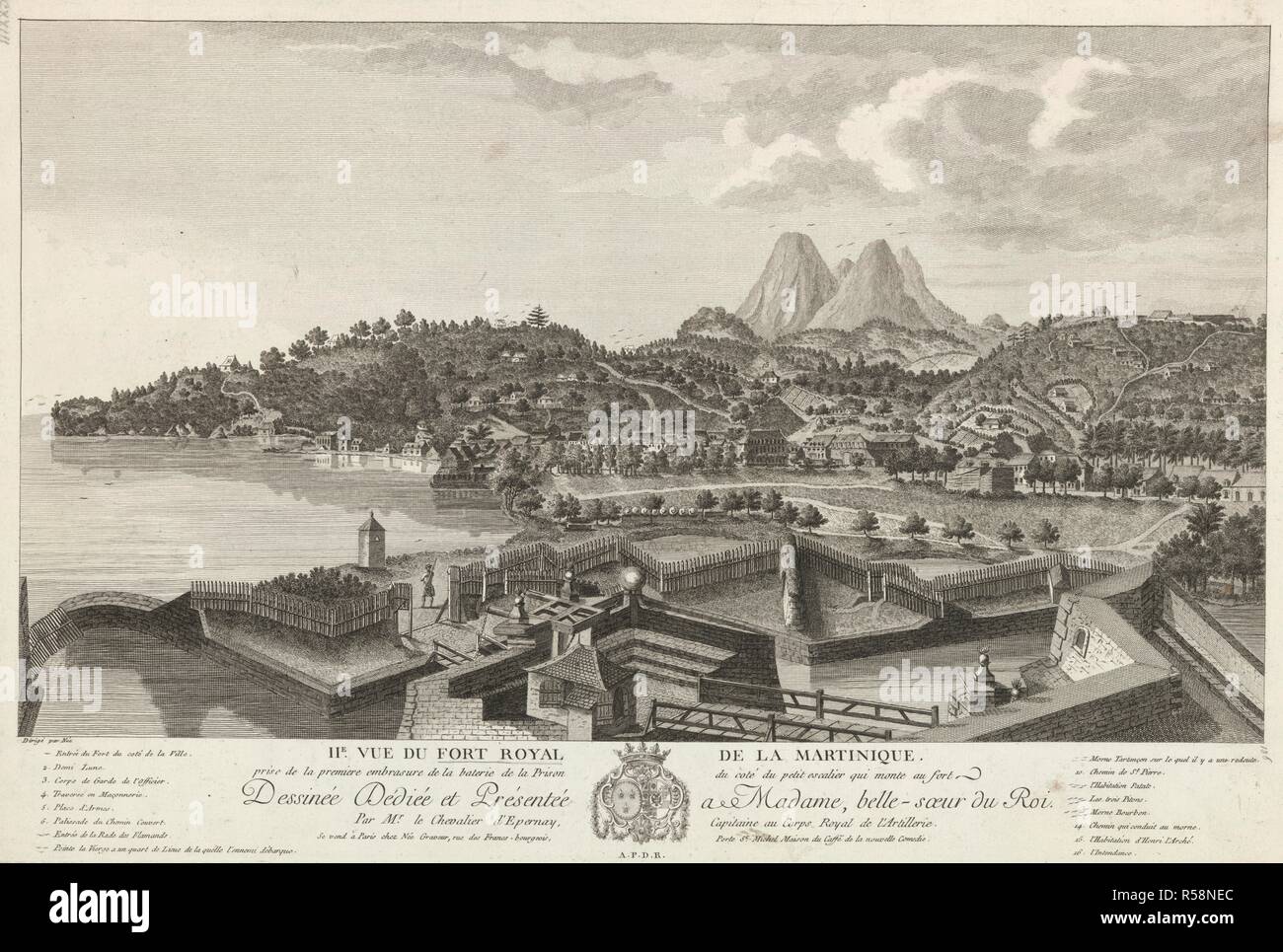 Un soldato che si erge da una palizzata al di fuori di Fort Saint Louis in primo piano, guardando la baia a sinistra la città di Fort Royal in centro a sinistra e le strutture militari e piantagioni di destra con Morne TartanÃ§e Morne Borbone in background. II.E vue du Fort royal de la Martinique : prise de la premiere squarcio de la baterie de la prigione du cotÃ© du petit escalier qui monte au fort. [Parigi] : Se vend à Paris chez NÃ©e graveur, rue des franchi-borghese, Porte San Michel Maison du CaffÃ© de la nouvelle ComÃ©die, [tra il 1784 e il 1785]. Incisione e attacco. Fonte: Mappe Foto Stock