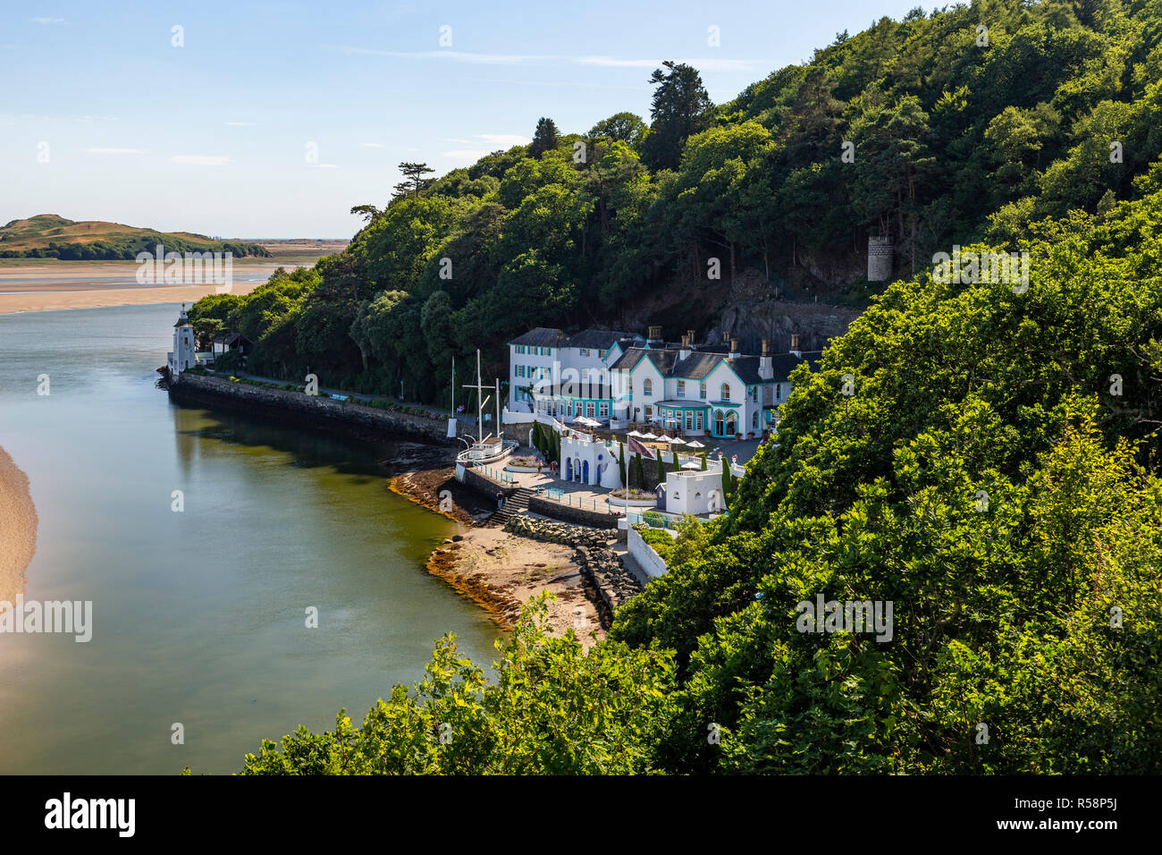 Il italianamente villaggio di Portmeirion sulla costa settentrionale del Galles Foto Stock