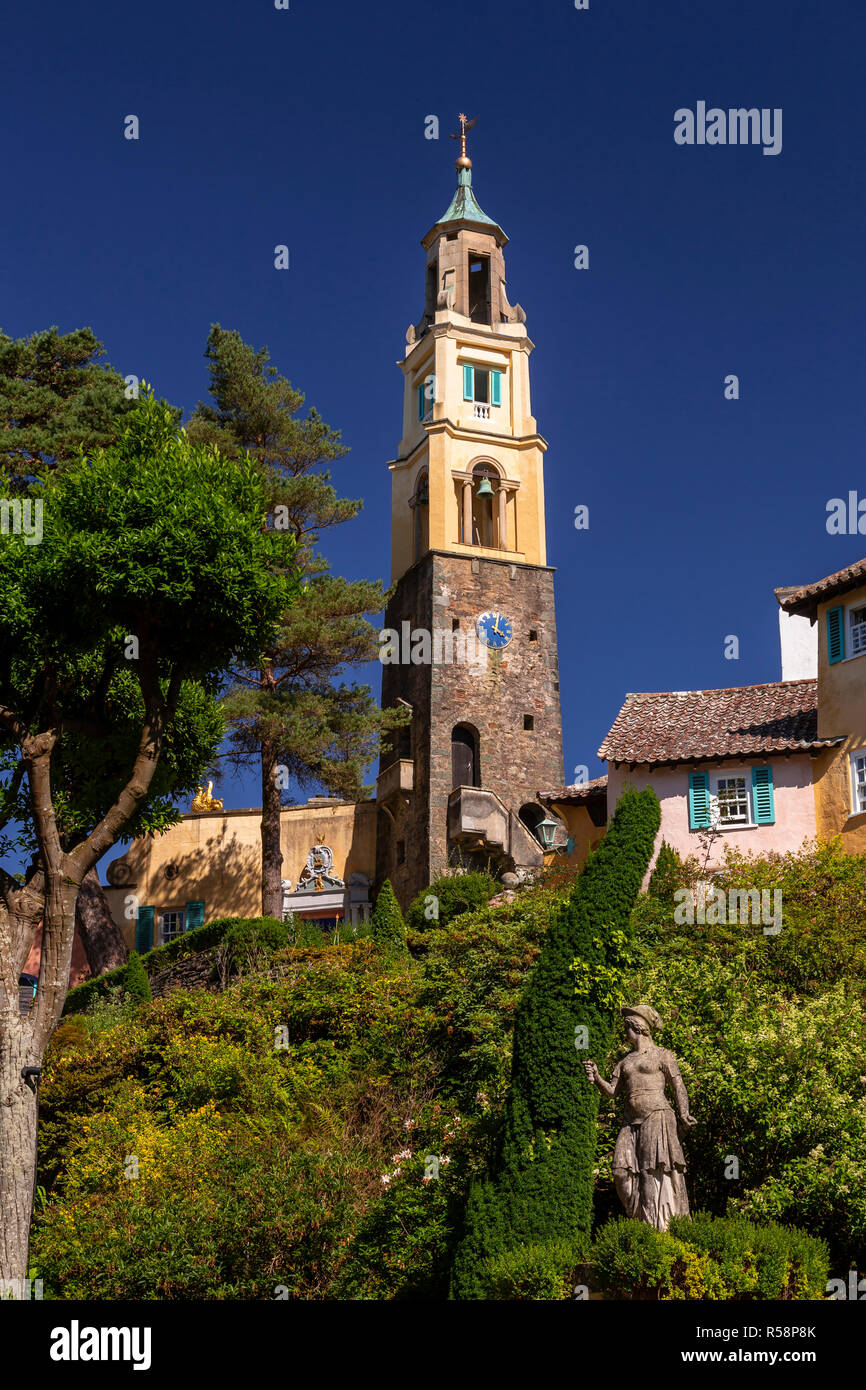 La statua e la torre in italianamente villaggio di Portmeirion, il Galles del Nord Foto Stock