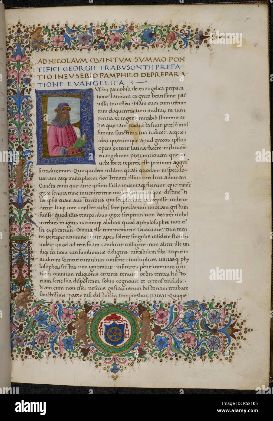 Historiated iniziale "E"(usebii) con un uomo di lettura (Georgius Trapezuntius?) combinato con un pieno di confine con la decorazione foliate, fiori, besants, candelabri, uccelli, putti alati compresi due il supporto di una corona che racchiude lo stemma del Cardinale Jorge da Costa. De praeparatione evangelica. L'Italia, centrale (Firenze); ultimo quarto del XV secolo (dopo il 1476). Fonte: Harley 3308, f.5. Lingue: Latina. Autore: San Girolamo. Eusebio di Cesarea. Traduttore. Foto Stock