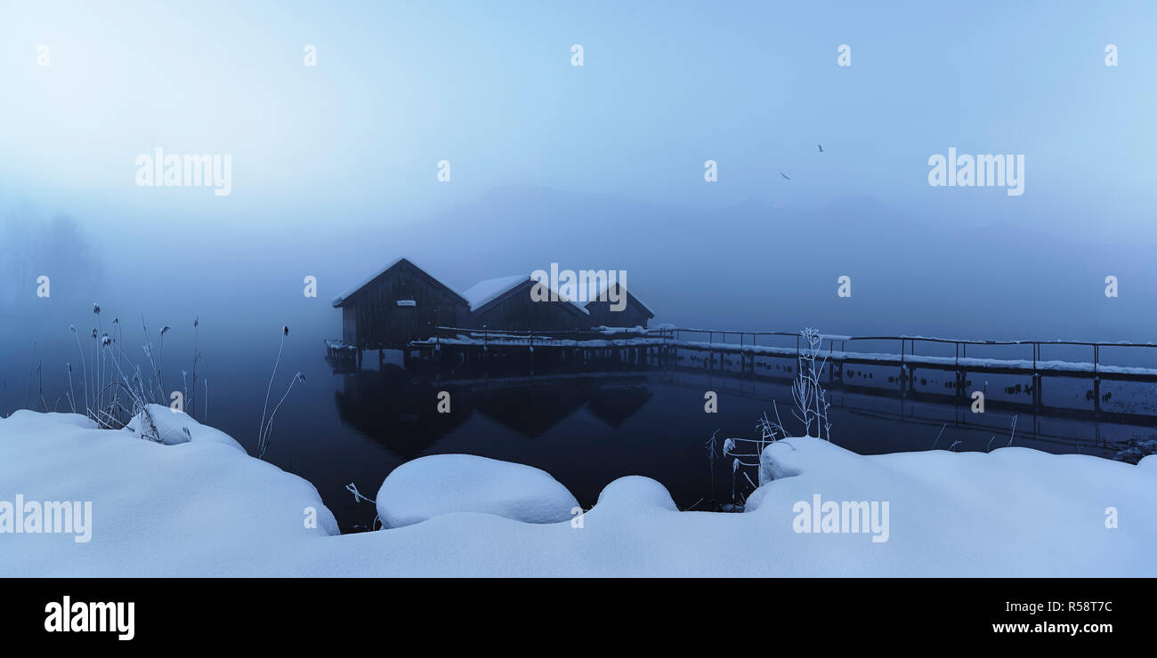 In inverno la nebbia su fisherman capanne presso il lago, Kochelsee, dello Stato libero di Baviera, Germania Foto Stock
